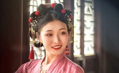 被吊起来张开腿供人玩弄